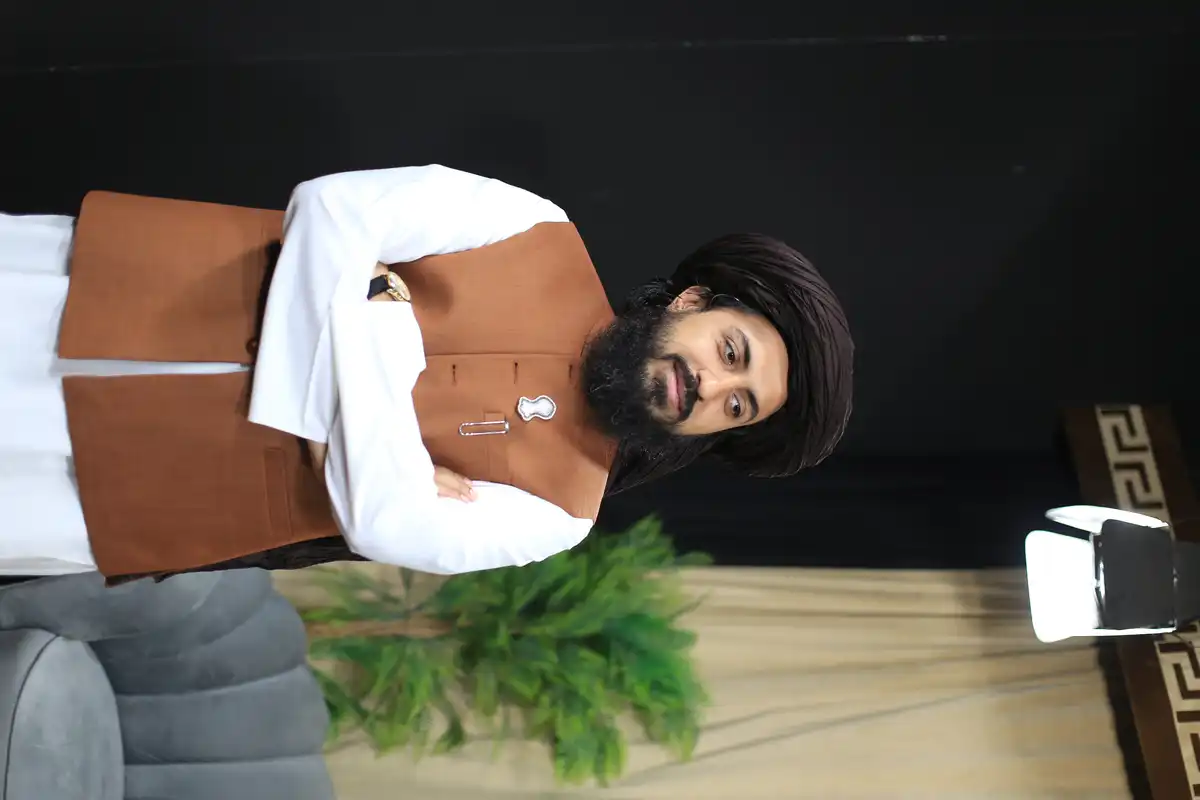 Get Noticed with This Stunning Hafiz Saad Hussain Rizvi Photo
